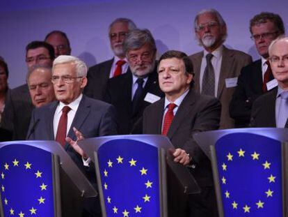 Los presidentes de la Comisión Europea, José Manuel Barroso (centro), del Consejo Europeo, Herman Van Rompuy (derecha), y de la Eurocámara, Jerzy Buzek (izquierda).