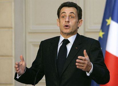 Nicolas Sarkozy pronuncia un discurso sobre la situación económica en el palacio del Elíseo, en París.