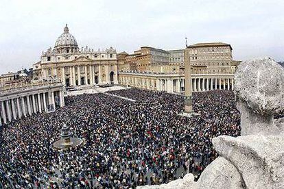 Decenas de miles de fieles llenan la plaza de San Pedro en el Vaticano durante la misa en memoria del papa Juan Pablo II, oficiada por el cardenal Angelo Sodano.