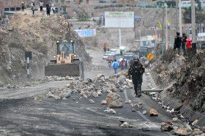 Un trabajador opera maquinaria pesada para remover las rocas con las que se bloqueó la carretera Puno - Arequipa, en el distrito de Yura.