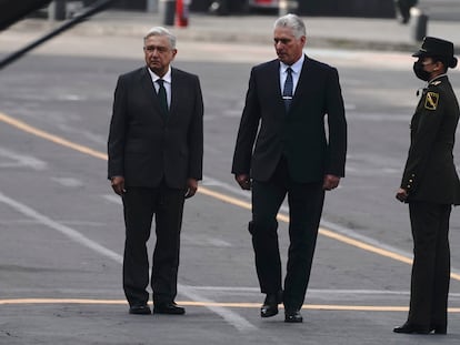 El presidente de Cuba, Miguel Díaz-Canel, acompaña al presidente de México, Andrés Manuel López Obrador, durante las celebraciones del Día de la Independencia.