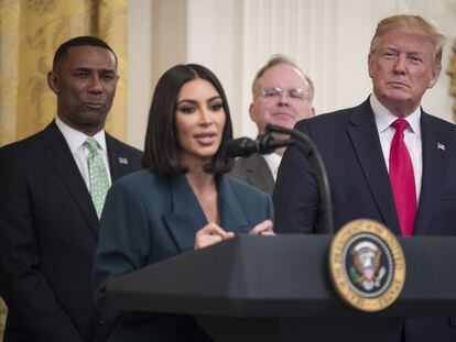 Donald Trump escucha el discurso que Kim Kardashian pronunció en la Casa Blanca el 13 de junio de 2019.