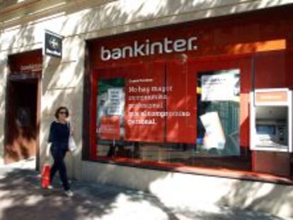 Imagen de sucursal de Bankinter con se&ntilde;ora. 