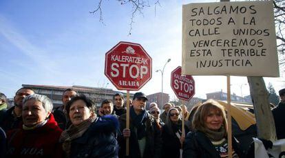 La plataforma Stop Desahucios, durante una concentración en Euskadi.