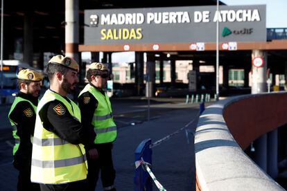 Varios militares vigilan el acceso a la estación de tren de Atocha, en Madrid.