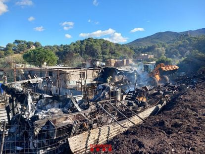 Barracas quemadas tras el incendio en Montcada i Reixac, este viernes.