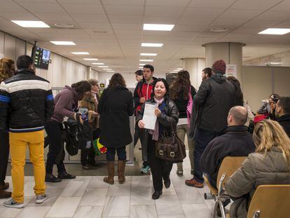 Colas en la Delegaci&oacute;n del Ministerio de Justicia para obtener el certificado de antecedentes penales.