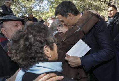 Sánchez abraza a un familiar de los represaliados de Paterna.