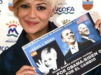 Noelia Zanón, ayer en Moncofa con un cartel de Barack Obama.