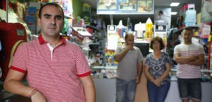 Faustino Carmona, en primer plano, con sus tres empleados en la librería que regenta en Los Palacios (Sevilla).