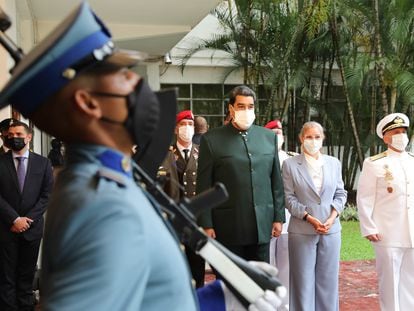 Nicolás Maduro (centro), este sábado en Caracas en un acto de promoción de oficiales del Ejército.