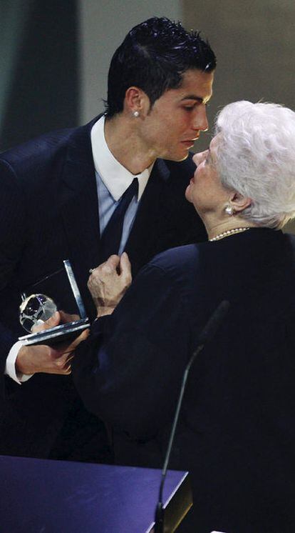 Cristiano Ronaldo recibe de manos de la viuda de Puskas el premio al mejor gol.
