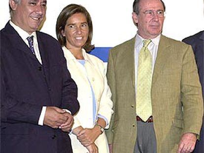 Ana Mato, flanqueada por Rodrigo Rato (a la derecha de la imagen) y Javier Arenas.