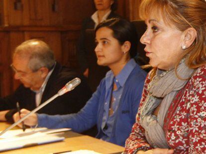Montserrat Triana Martínez, sentada a la izquierda, junto a Isabel Carrasco, en la firma de un convenio.
