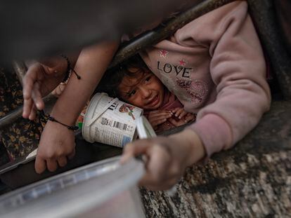 Un niño se agolpa entre un grupo de palestinos en una recogida de alimentos este jueves en Rafah, al sur de la franja de Gaza.