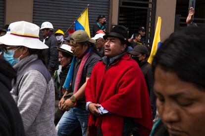 El presidente de la Confederación de Nacionalidades Indígenas del Ecuador, Leonidas Iza, de rojo, marcha en las manifestaciones de este miércoles en Quito.