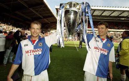Alan Shearer y Chris Sutton alzan la Premier League ganada por el Blackburn en 1995.