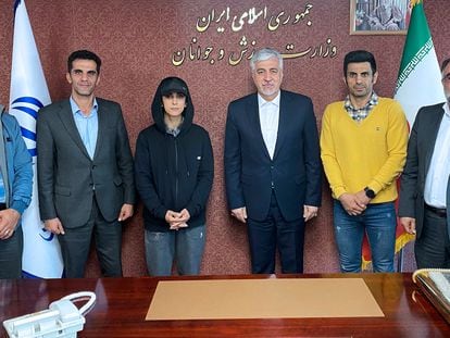 La escaladora Elnaz Rekabi y el ministro de Deportes y Juventud de Irán, Hamid Sajjadi (en el centro), en Teherán, este miércoles.