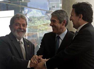 De izquierda a derecha, Luiz Inácio Lula da Silva, José Sócrates y José Manuel Durão Barroso, ayer en Lisboa.