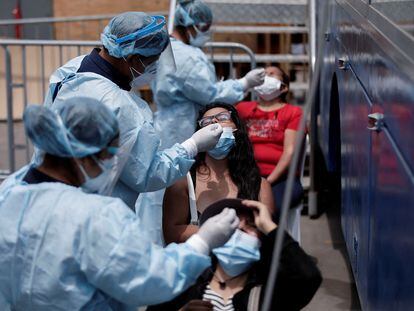 Personal sanitario realiza pruebas de detección en Lima, Perú el 6 de enero de 2022.