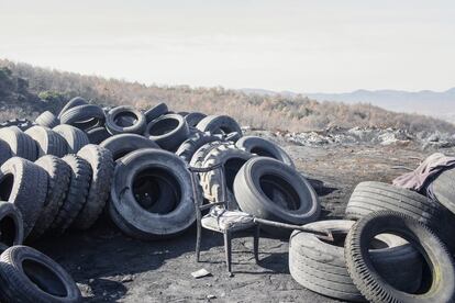 Neumáticos preparados para ser quemados en las colinas que rodean el pueblo de Kosturino, cerca de la ciudad de Strumica. En los últimos años, varias ciudades del país repiten en la lista de las más contaminadas del continente, con concentraciones medias tanto de partículas PM 10 como PM 2,5 (partículas con diámetros iguales o inferiores a 10 micrómetros y 2,5 micrómetros, respectivamente) que superan hasta 20 veces los niveles de seguridad.