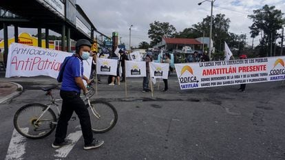 Integrantes de la Comisión de Desarrollo Campesino (CODECA) y la Asociación de Estudiantes Universitarios participan en un bloqueo de carreteras en la ciudad de Guatemala, el 9 de agosto de 2021.