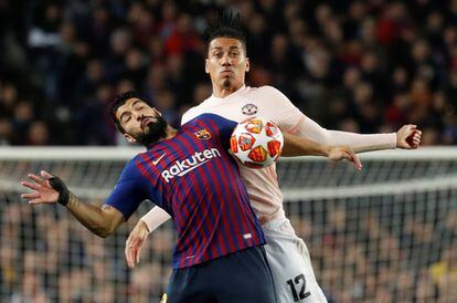 Luis Suárez en acción con Chris Smalling. 