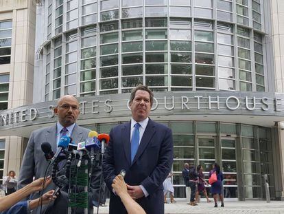 Los abogados Eduardo Balarezo y Jeffrey Lichtman