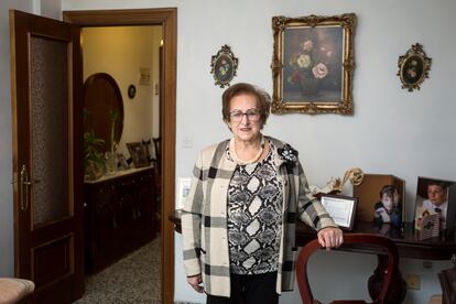 Encarnación Lora, en su casa.