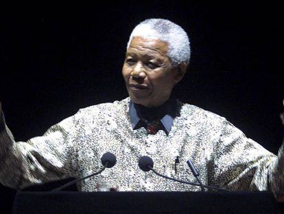 Nelson Mandela en la clausura de la XIII Conferencia Internacional del Sida en Durban (Suráfrica) en 2000.
 