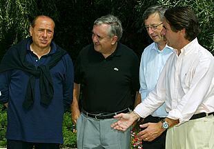 Berlusconi, Raffarin, Juncker y Aznar, ayer en la reunión de Cerdeña.