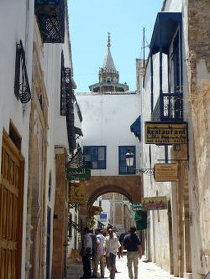 Típica calle del casco antiguo de Túnez.