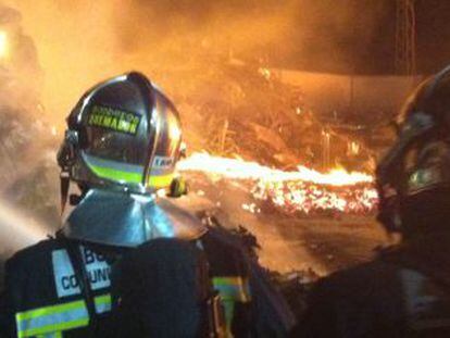 Bomberos trabajan en la extinción del incendio.