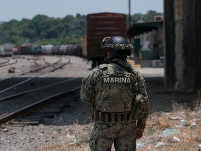 Un elemento de la Marina resguarda las vías expropiadas de Ferrosur en Coatzacoalcos, el pasado 20 de mayo.