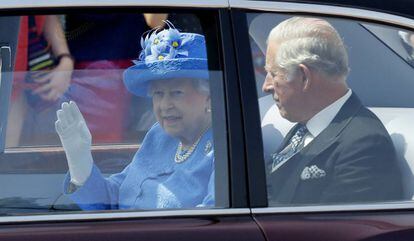 La reina Isabel y el príncipe Carlos, saliendo del palacio de Buckingham sin cinturón de seguridad.