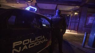 El policía nacional E., en el número 50 de la calle de Francisco Navacerrada, donde detuvieron al supuesto caníbal.