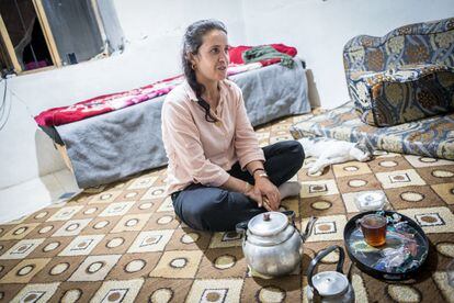 Zeynep en su casa en Jinwar, bebiendo té.
