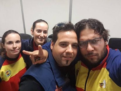 Beatriz Mart&iacute;nez, F&aacute;tima G&aacute;lvez, Alberto Fern&aacute;ndez y Antonio Bail&oacute;n, en el aeropuerto de Dubai.