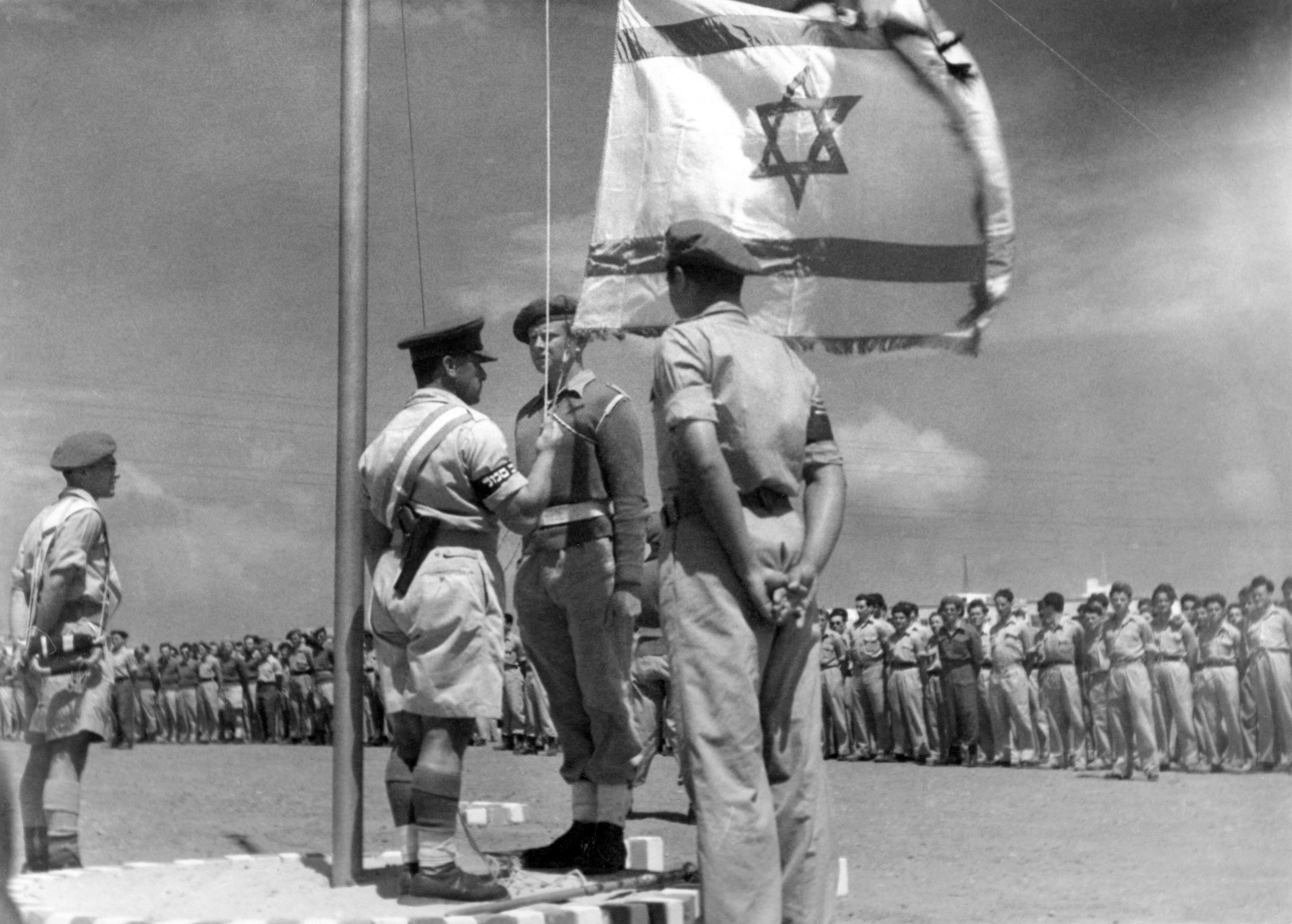 Un oficial iza la bandera de Israel por primera vez desde su proclamación como Estado, el 14 de mayo de 1948. 