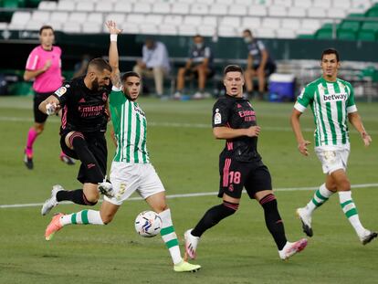 Benzema (i) remata un balón ante la presencia de Bartra (2i), Jovic (2d) y Mandi (d).