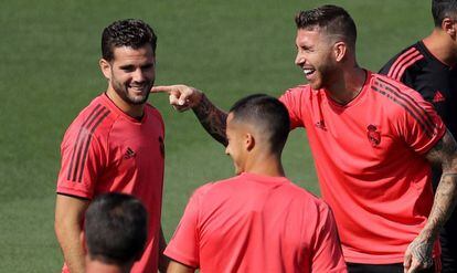 Ramos bromea con Nacho durante el entrenamiento del Madrid, este martes.