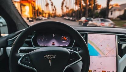 Autopilot en un vehículo Tesla.