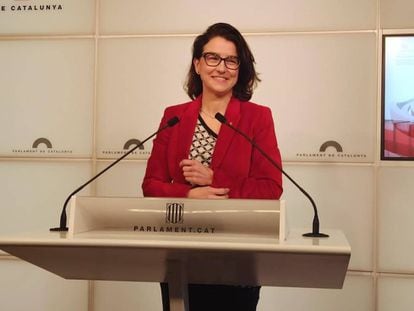 Eva Granados en una rueda de prensa en el Parlament.