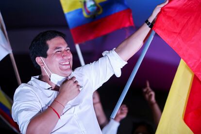 El candidato a la presidencia de Ecuador Andrés Arauz saluda en el cierre de campaña en Quito, el 8 de abril de 2021.