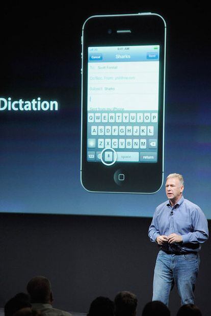 Phil Schiller, de Apple, presenta el iPhone 4S.