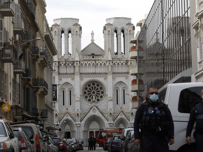 La policía francesa acordona la zona de Notre Dame de Niza el 29 de octubre de 2020.