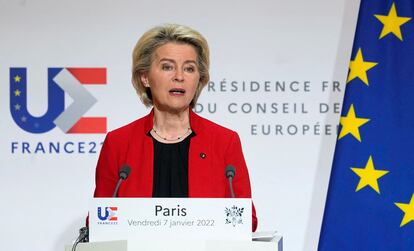 La presidenta de la Comisión Europea, Ursula von der Leyen, se dirige a los medios tras un encuentro en el Palacio del Elíseo, el pasado 7 de enero.