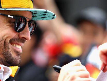 Fernando Alonso firma autógrafos a su llegada a Montreal. 
