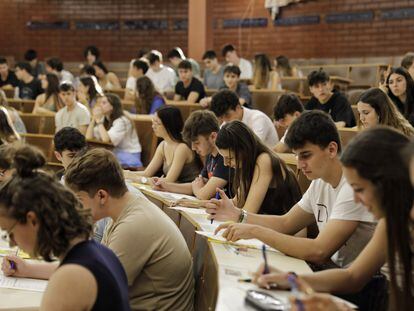 Examen de Selectividad en la Facultad de Biología de la Universidad de Barcelona, este martes.