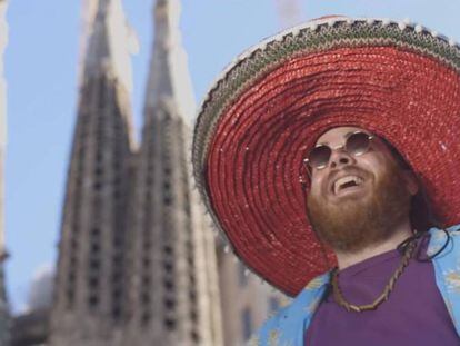El còmic Llimoo amb barret mexicà. En segon pla, la Sagrada Família.